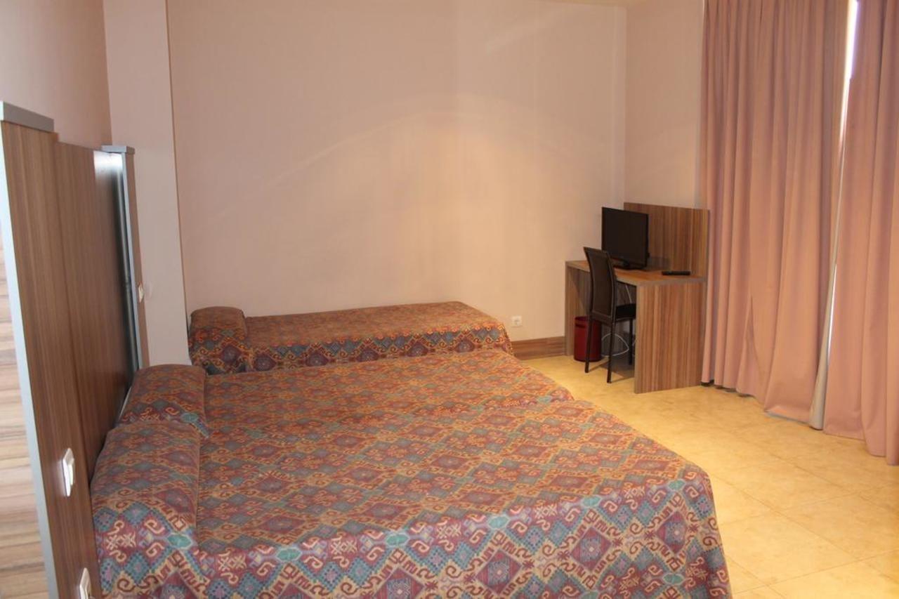 Hotel Camino Real Dueñas Εξωτερικό φωτογραφία