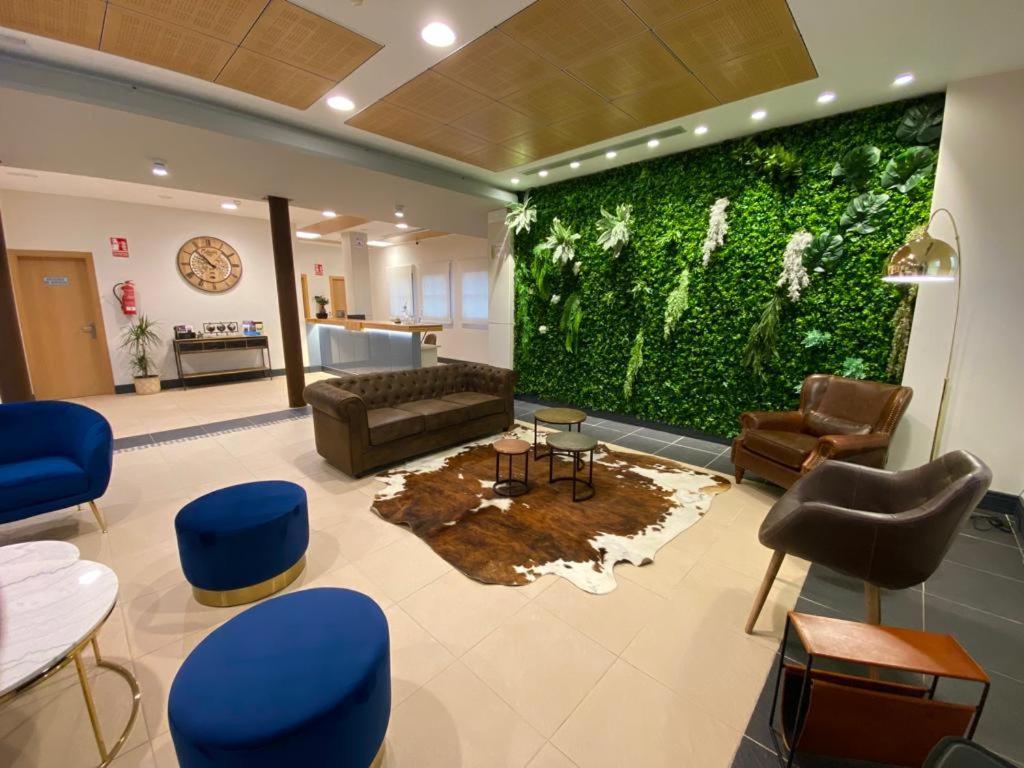 Hotel Camino Real Dueñas Εξωτερικό φωτογραφία