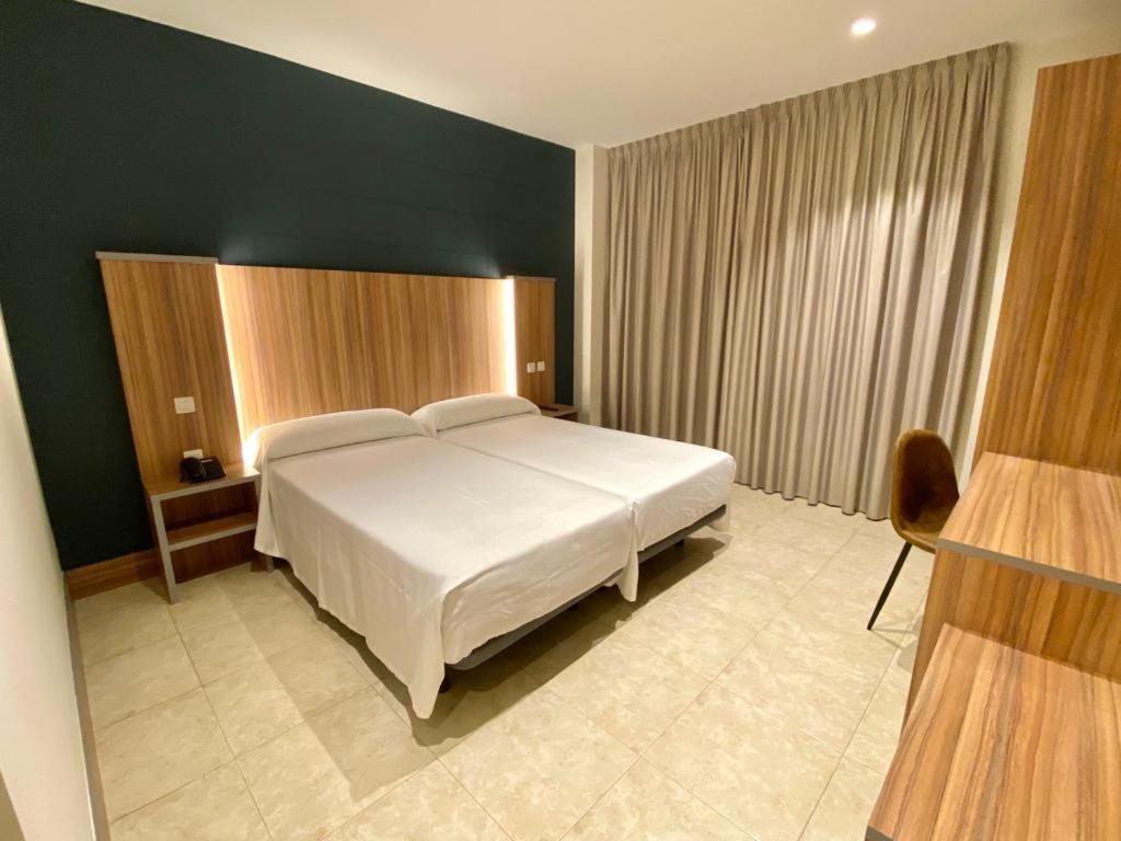 Hotel Camino Real Dueñas Εξωτερικό φωτογραφία