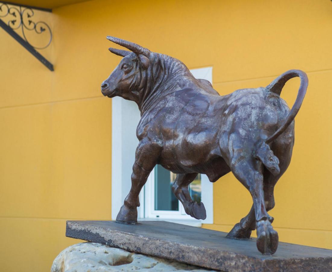 Hotel Camino Real Dueñas Εξωτερικό φωτογραφία
