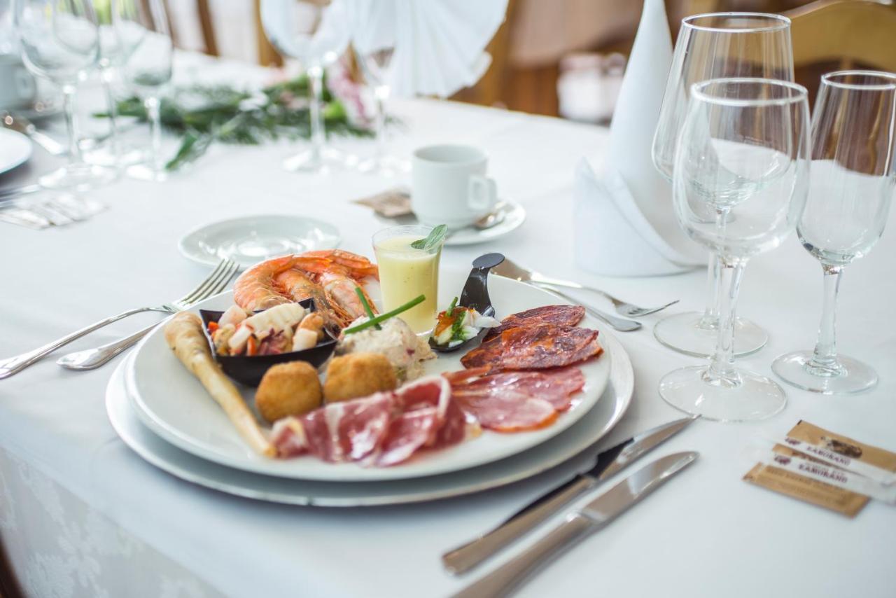 Hotel Camino Real Dueñas Εξωτερικό φωτογραφία