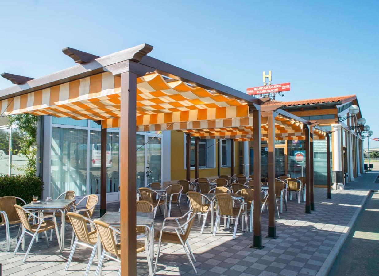 Hotel Camino Real Dueñas Εξωτερικό φωτογραφία