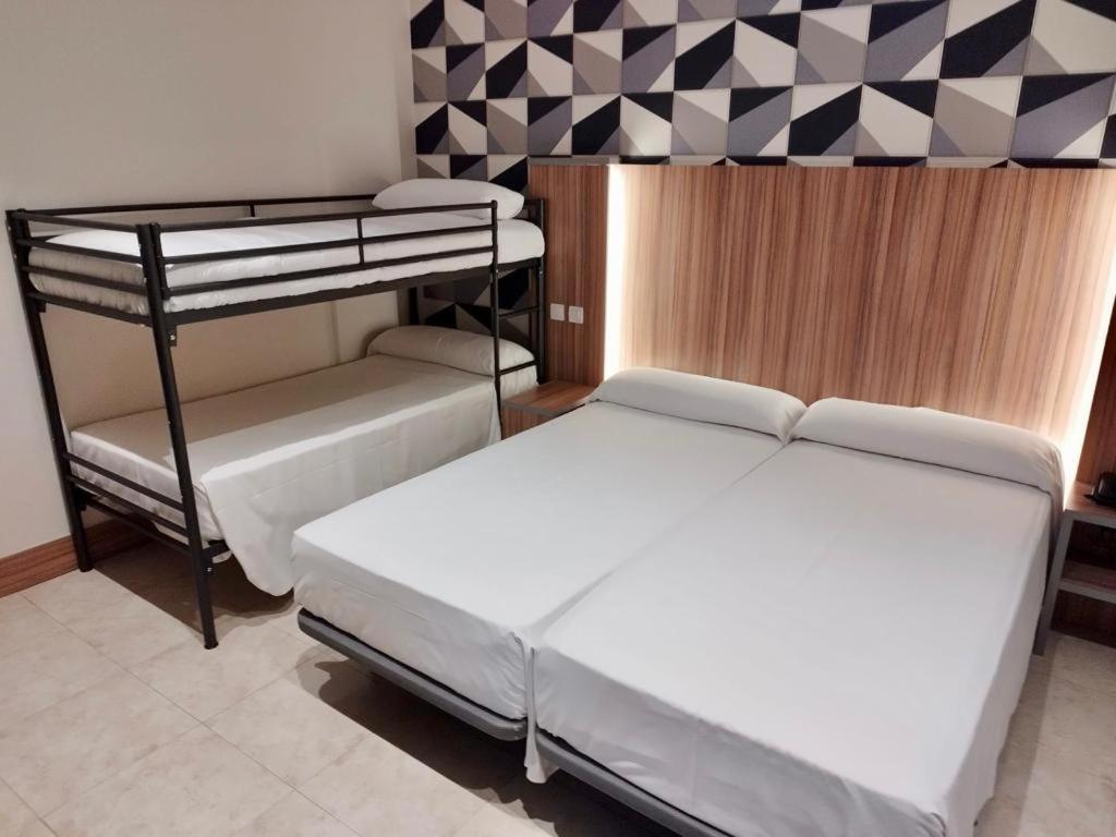 Hotel Camino Real Dueñas Εξωτερικό φωτογραφία