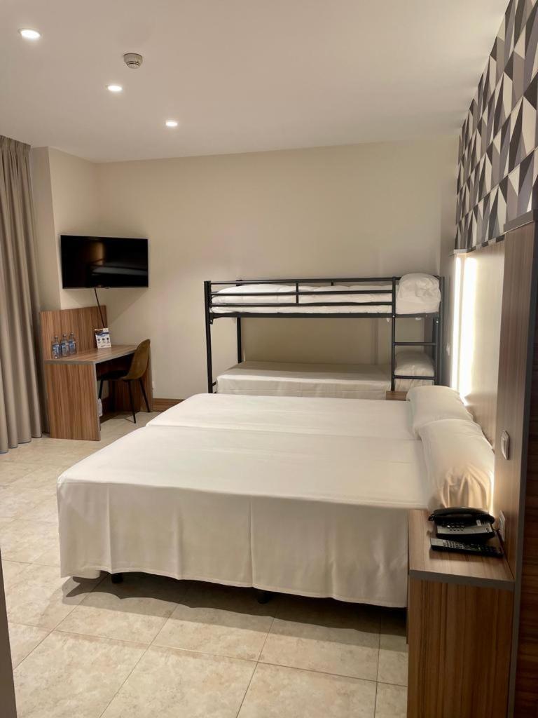 Hotel Camino Real Dueñas Εξωτερικό φωτογραφία