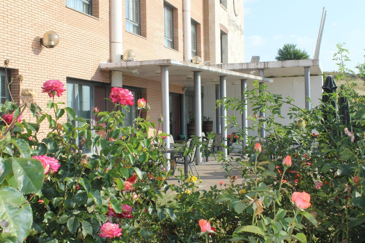 Hotel Camino Real Dueñas Εξωτερικό φωτογραφία
